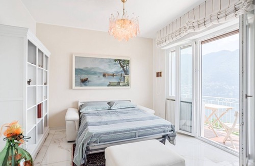 Cernobbio Apartment | GuestHost - Bright and welcoming studio apartment located in Cernobbio in an elevated position, in a hilly and residential area of the village! The apartment boasts a truly superb lake view: you can admire a unique panorama, which ranges from the swimmin