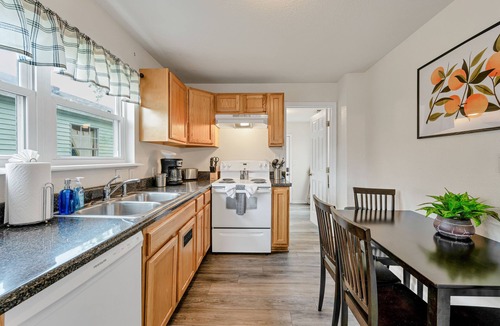 Buckroe Beach Apartment | Hampton 2BR ᠅ Cozy & Pet-Friendly ᠅ Long Stays