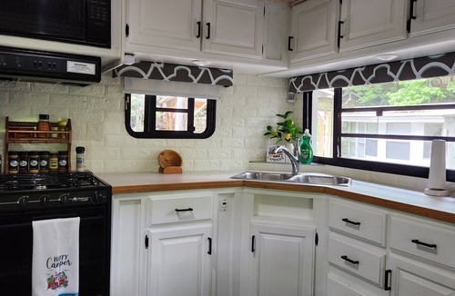 Cleveland Resort | Happy Camper Hideaway/RV Mountain Lakes Resort Cleveland, GA