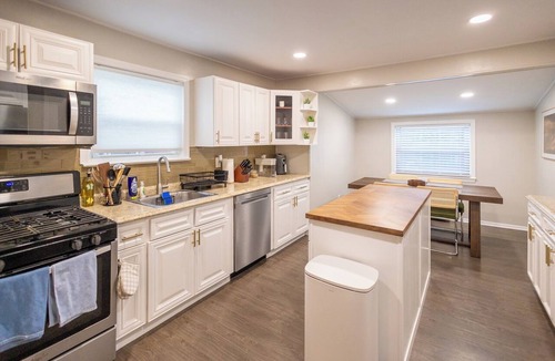 Hawthorne Apartment | Hawthorne 2 Bed 1.5 Bath w/Office -Pets OK, Laundry In-Unit, Parking, Fios, Safe