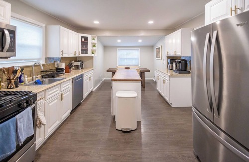 Hawthorne Apartment | Hawthorne 2 Bed 1.5 Bath w/Office -Pets OK, Laundry In-Unit, Parking, Fios, Safe