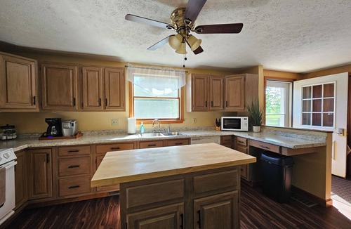 Pymatuning South House | Hemlock Hideaway - Cozy Lake Cabin Near Pymatuning