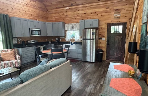 Rogers Cabin | Hemlocks Over Muir-WiFi, Firepit, Hot Tub, located in Muir Valley