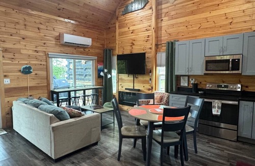 Rogers Cabin | Hemlocks Over Muir-WiFi, Firepit, Hot Tub, located in Muir Valley