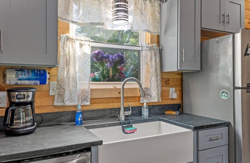 Rogers Cabin | Hemlocks Over Muir-WiFi, Firepit, Hot Tub, located in Muir Valley