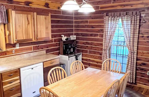 Eckerty Cabin | Hidden Acorn Cabin: Only 35m from Holiday World. Book your mid-week stay ASAP!