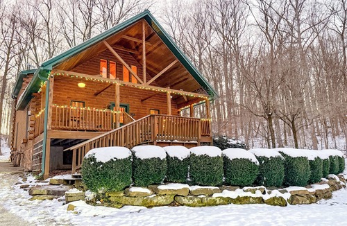 Eckerty Cabin | Hidden Acorn Cabin: Only 35m from Holiday World. Book your mid-week stay ASAP!