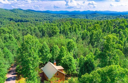 Young Harris House | Hidden Haven-Peaceful Inviting pet friendly cabin