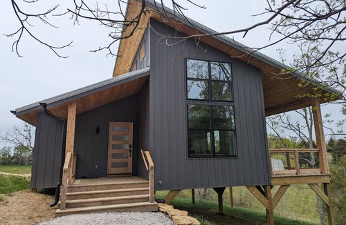 Frankfort Cabin | Highgrounds Modern Cabin with Loft - Ironweed