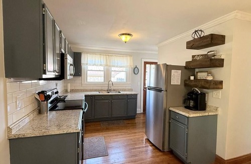 Bradley House | Hilltop Hideaway-charming 2 bedroom home, family friendly, WiFi , AC ,