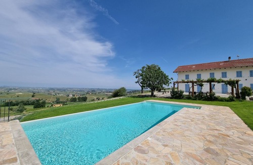 Castel Boglione House | Hilltop, stunning view and infinity pool!
