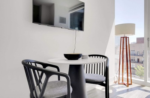 South Loop Apartment | Hip South Loop Studio w/Lounge, Pool & Gym near Grant Park, by Blueground