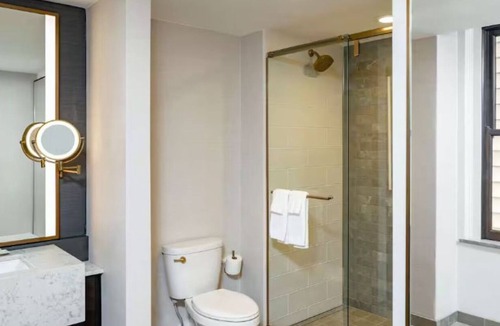 Downtown Des Moines Hotel | Historic Charm Meets Modern Luxury Near State Capitol, Parks, and Dining Hotspot