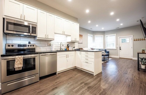 Holy Cross House | Historic Downtown Haven | Patio & Free Parking
