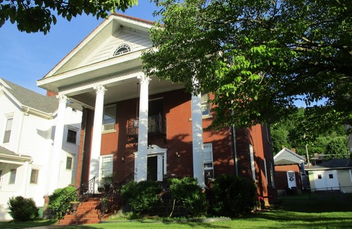 Bellepoint House | Historic gem! Elegant decor/antiques-Gateway to New River Gorge Nat'l. Park
