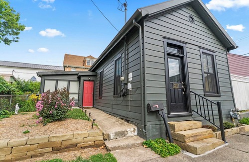 Madison House | Historic Hideaway - Steps to Main St, Shopping, Dining, & the Ohio River