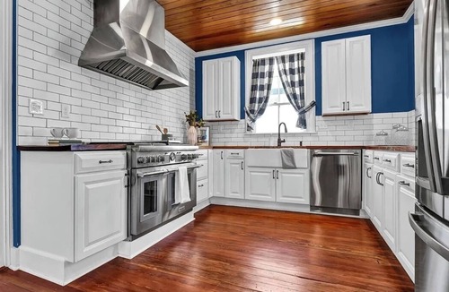 Wilmington Historic District House | Historic Home in Downtown Wilmington - One Block from Riverwalk -King Size Beds