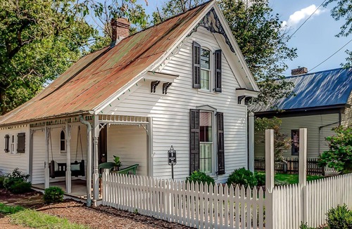 Leipers Fork House | History Meets Luxury at Dreamy Leiper's Fork Village Cottage, Walk to Everything