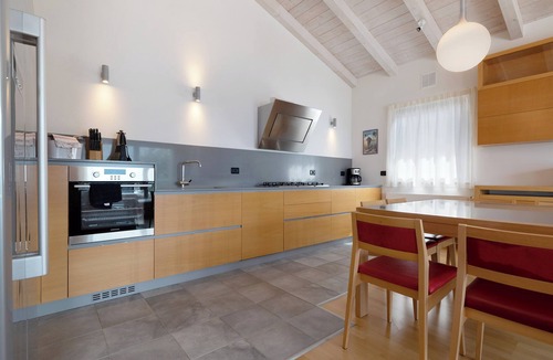 Magugnago Apartment | Holiday Apartment "Casa-Lago Suite" with Lake View, Shared Pool & Wi-Fi