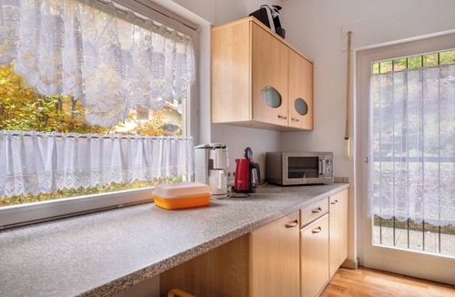 Mendola Apartment | Holiday Apartment 'Ferien Bei Waltraud Weiss' with Mountain View, Shared Terrace and Wi-Fi