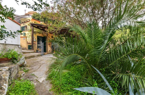 Seccheto Apartment | Holiday Apartment "Casetta Delle Mimose" with Sea View, Private Terrace & Wi-Fi