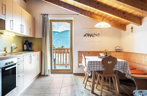 Albions Apartment | Holiday Apartment "Dolomiten Winklerhof" with Mountain View, Garden & Wi-Fi