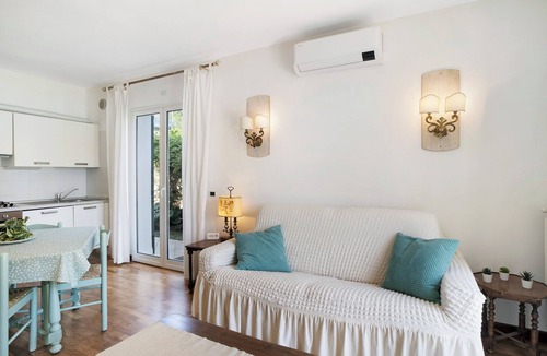 Gorleri Apartment | Holiday Apartment "Villa Isabella Casa Lucia" with Sea View, Shared Terrace & Wi-Fi