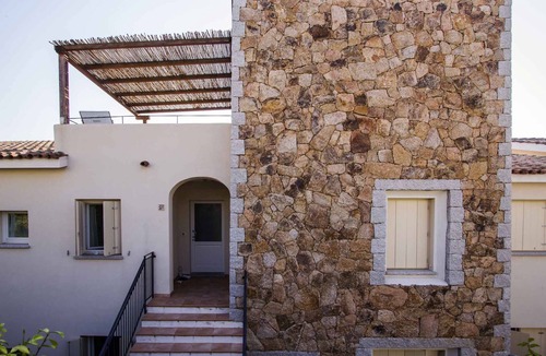 Baja Sardinia Apartment | Holiday apartment with outdoor pool and air conditioning