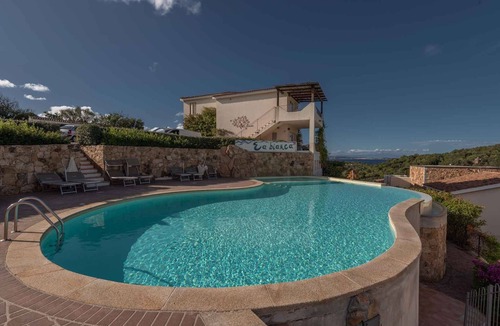 Baja Sardinia Apartment | Holiday apartment with outdoor pool and air conditioning