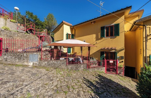 Pietrabuona House | Holiday Home 'La Casa Di Bea' with Mountain View, Private Terrace and Private Garden