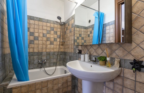 Sorso House | Holiday Home 'Casa Salottino' with Terrace, Shared Garden & Wi-Fi