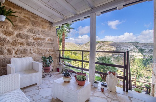 Ragusa House | Holiday Home 'Chibao House' with Private Pool, Mountain View, Garden & Wi-Fi