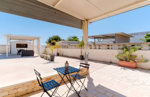 Torre Ovo House | Holiday Home 'Dilauro Con Piscina 1' with Shared Pool, Shared Terrace and Air Conditioning