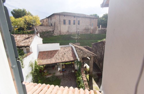 Volta Mantovana House | Holiday home in the historic center of Volta Mantovana, a few km from Lake Garda