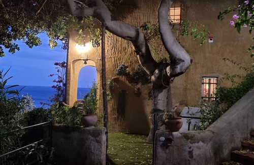 Varigotti House | Holiday Home 'Il Carrubo' with Sea View, Wi-Fi and Air Conditioning