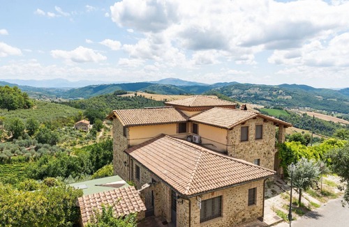 Canalicchio House | Holiday Home in Collazone with Pool & Sauna