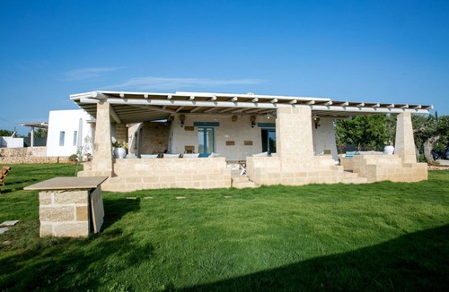 Racale House | Holiday Home in Torre Suda with 2 bedrooms sleeps 4