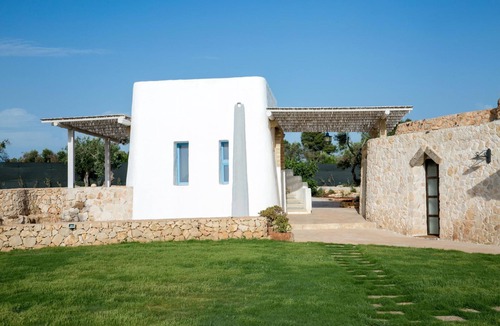 Racale House | Holiday Home in Torre Suda with 2 bedrooms sleeps 4