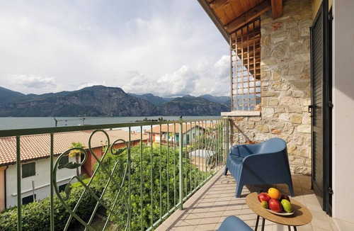 Assenza House | Holiday Home 'Casa Di Tino' with Lake View, Wi-Fi and Air Conditioning
