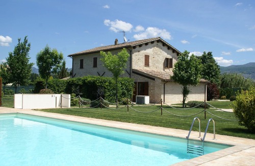 Foligno House | Holiday Home Foligno with Pool and Garden