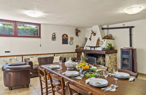 Capitana House | Holiday Home 'L'ape Regina' with Sea View, Wi-Fi and Air Conditioning