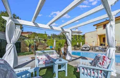Capitana House | Holiday Home 'L'ape Regina' with Sea View, Wi-Fi and Air Conditioning
