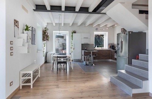 Verona House | Holiday Home 'La Casa In Collina Con Vista' with Private Terrace, Private Garden and Wi-Fi