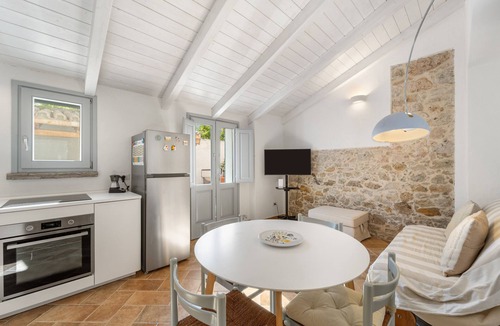 Giba House | Holiday Home 'La Casetta' with Private Terrace, Wi-Fi and Air Conditioning