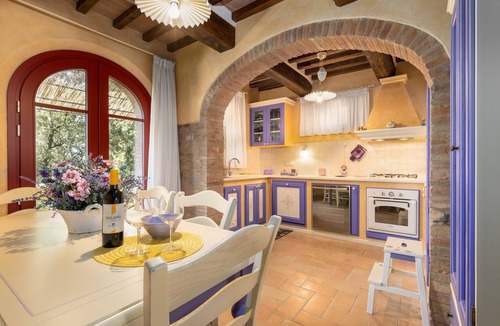 Gambassi Terme House | Holiday Home 'La Casina Di Borgo Mommialla' with Shared Pool, Wi-Fi and Air Conditioning