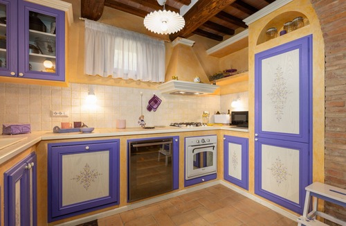 Gambassi Terme House | Holiday Home 'La Casina Di Borgo Mommialla' with Shared Pool, Wi-Fi and Air Conditioning
