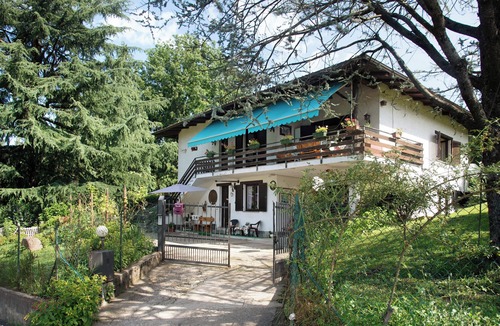 Cunardo House | Holiday Home 'Le Ore Liete Cunardo' with Private Garden, Balcony and Wi-Fi