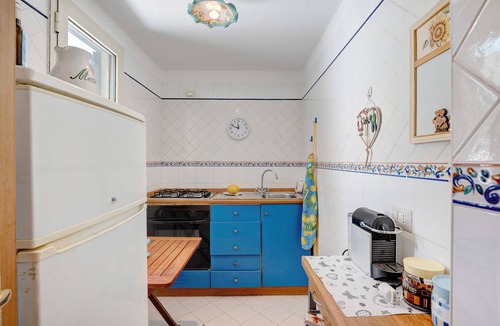 Maiori House | Holiday Home 'Mare E Limoni' with Sea View, Wi-Fi and Air Conditioning