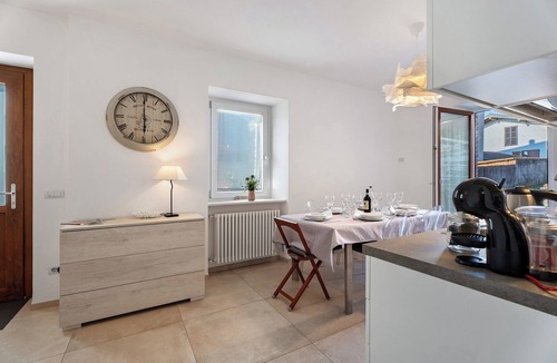 Comero House | Holiday Home 'Residenza Jasmine Grey Apartment' with Private Garden and Wi-Fi