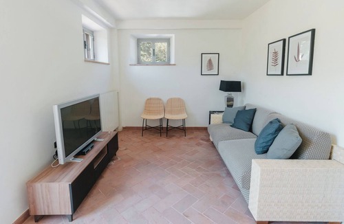 Petriolo House | Holiday Home "Rosa" with Mountain View, Private Garden & Wi-Fi